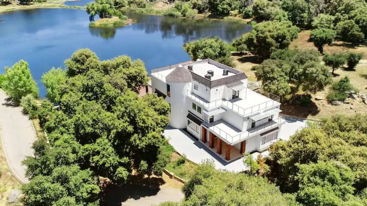 Descanso House | Stylish LAKEFRONT home near Julian