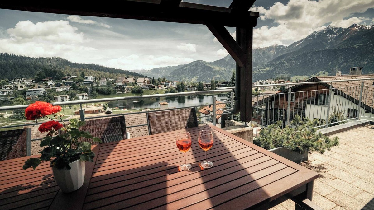 Laax Apartment | Stylish Lakeview Apartment, Balcony & Free Parking