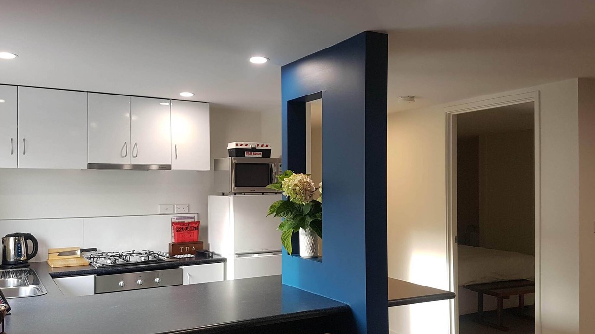 Howrah Apartment | Stylish, large apartment sleeps 4, Wifi, Off street Parking, Private Garden