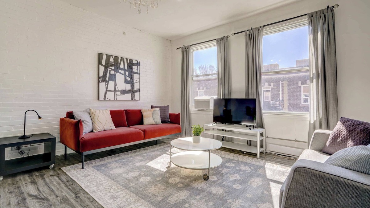 Plateau Mont Royal Apartment | Stylish Le Plateau Apartment Near Parks and Cafés