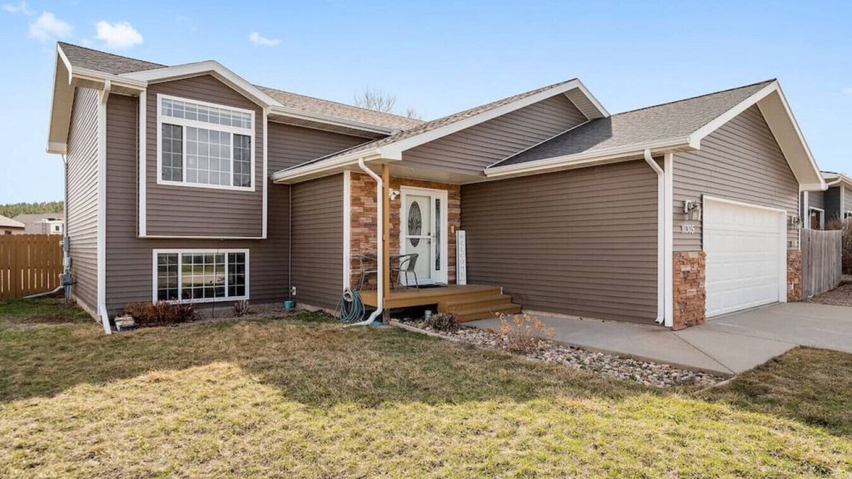 Summerset Apartment | Stylish - LG Fenced Backyard and Playground