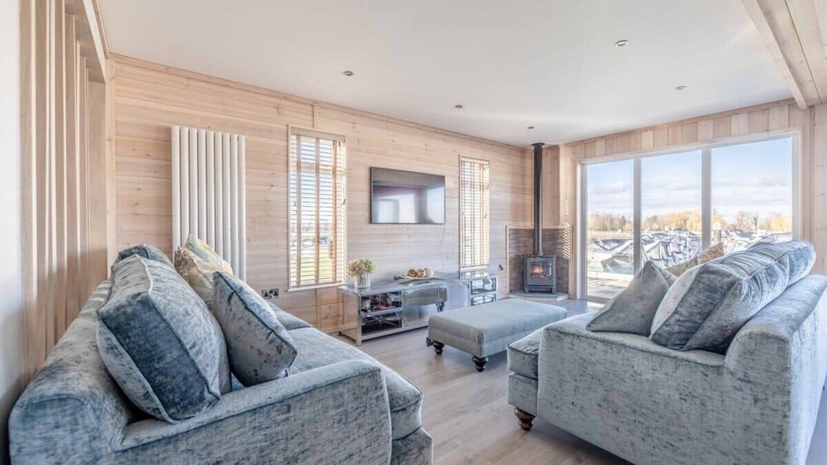 Windsor House | Stylish Lodge At Windsor Racecourse Marina