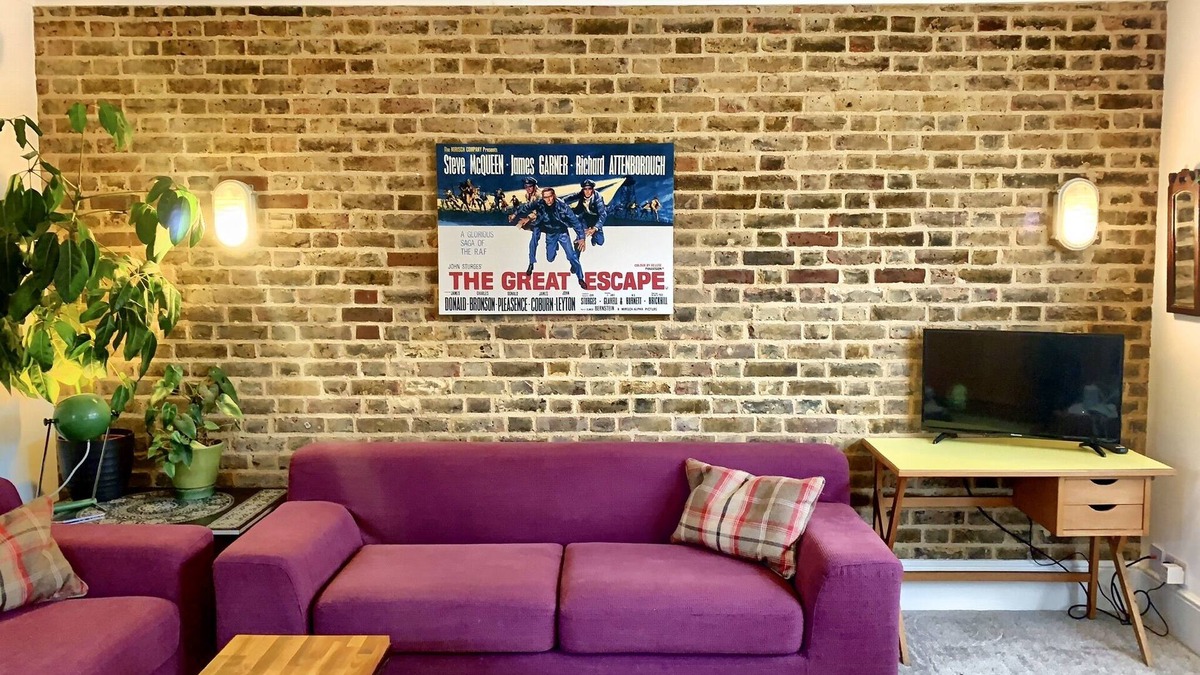 Bush Hill Park Apartment | Stylish London flat with parking and great transport links