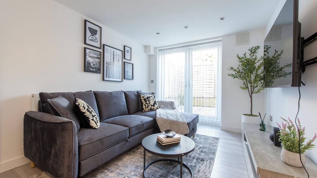 Little Holland Apartment | Stylish Luxe Apartment in Crayford