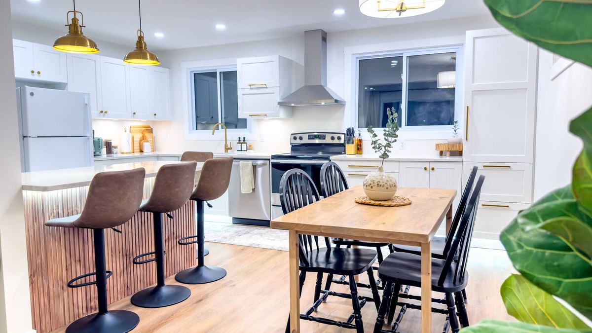 Thunder Bay House | Stylish Luxury in Central Location - Family Friendly!