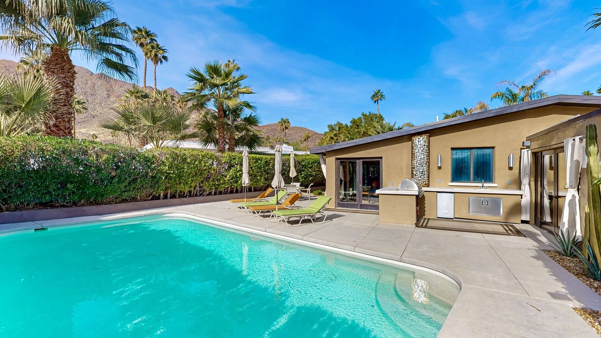 Vista Las Palmas House | Stylish Mid-century gem near downtown with pool, hot tub, fire table & WiFi