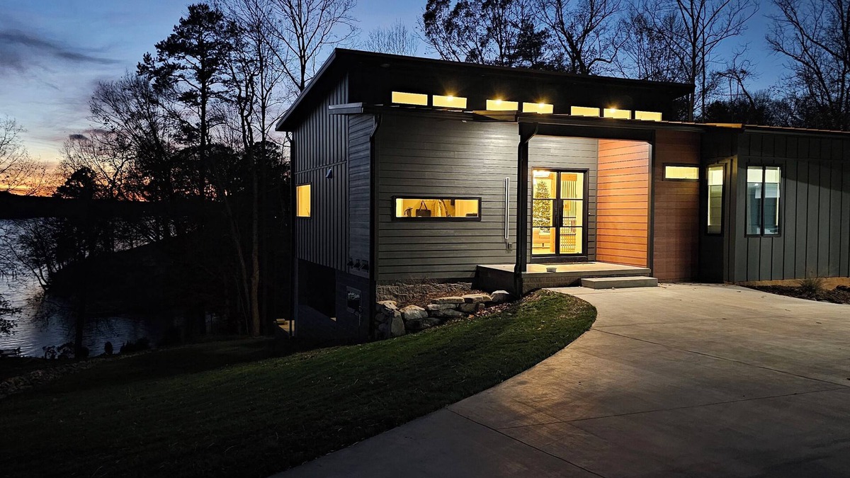 Granite Falls House | Stylish & Modern Lakefront House, Dog Friendly