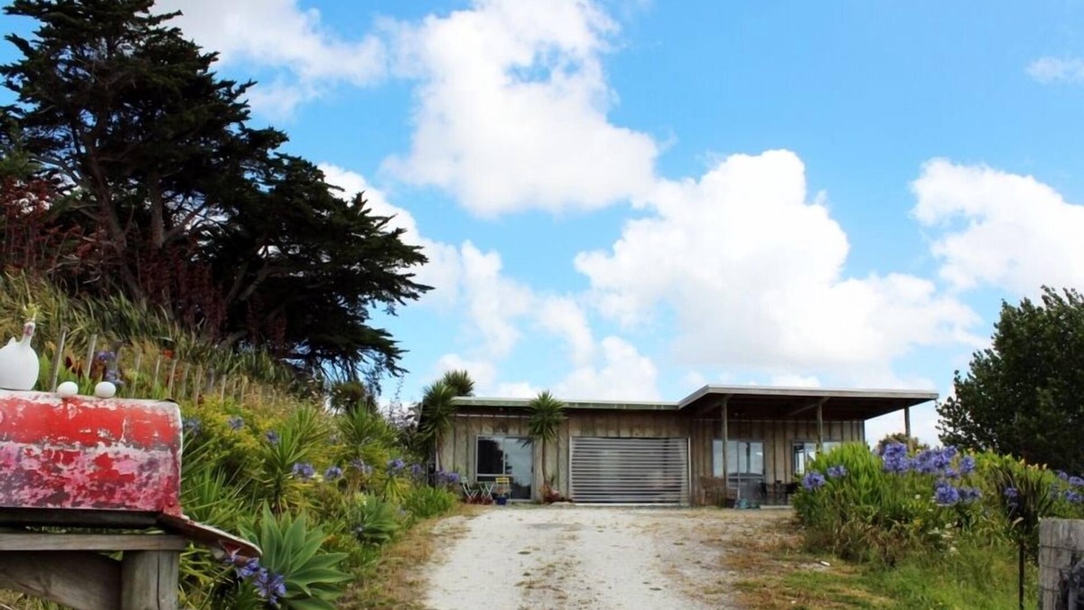 Kaiwaka House | Stylish modern bach with rural and water views