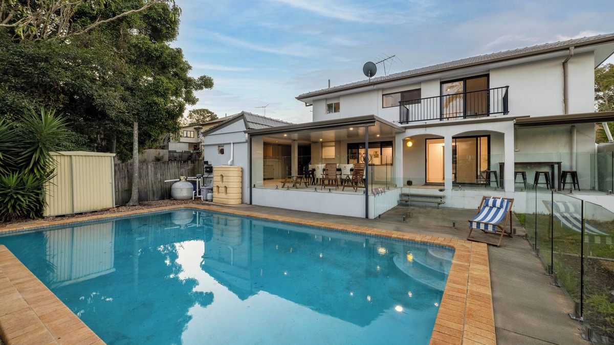 Morningside House | Stylish Morningside Family Home: 6 Bedrooms with Pool, Game & BBQ minutes to CBD