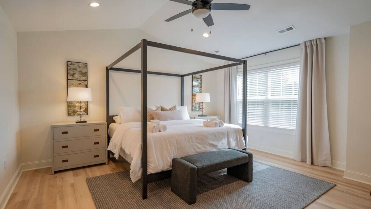 Lynchburg Apartment | Stylish New Build | 3BR Townhouse | Master BDR TV!