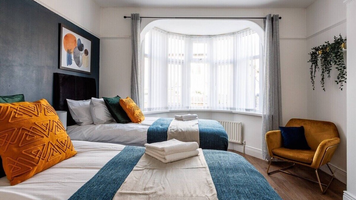 Fenham House | Stylish Newcastle Gem - Sleeps 9 - Parking