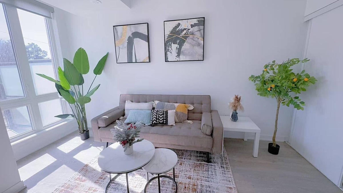 Englemount - Lawrence House | Stylish oasis for the whole family. 5 minutes to shopping, dining and transit!