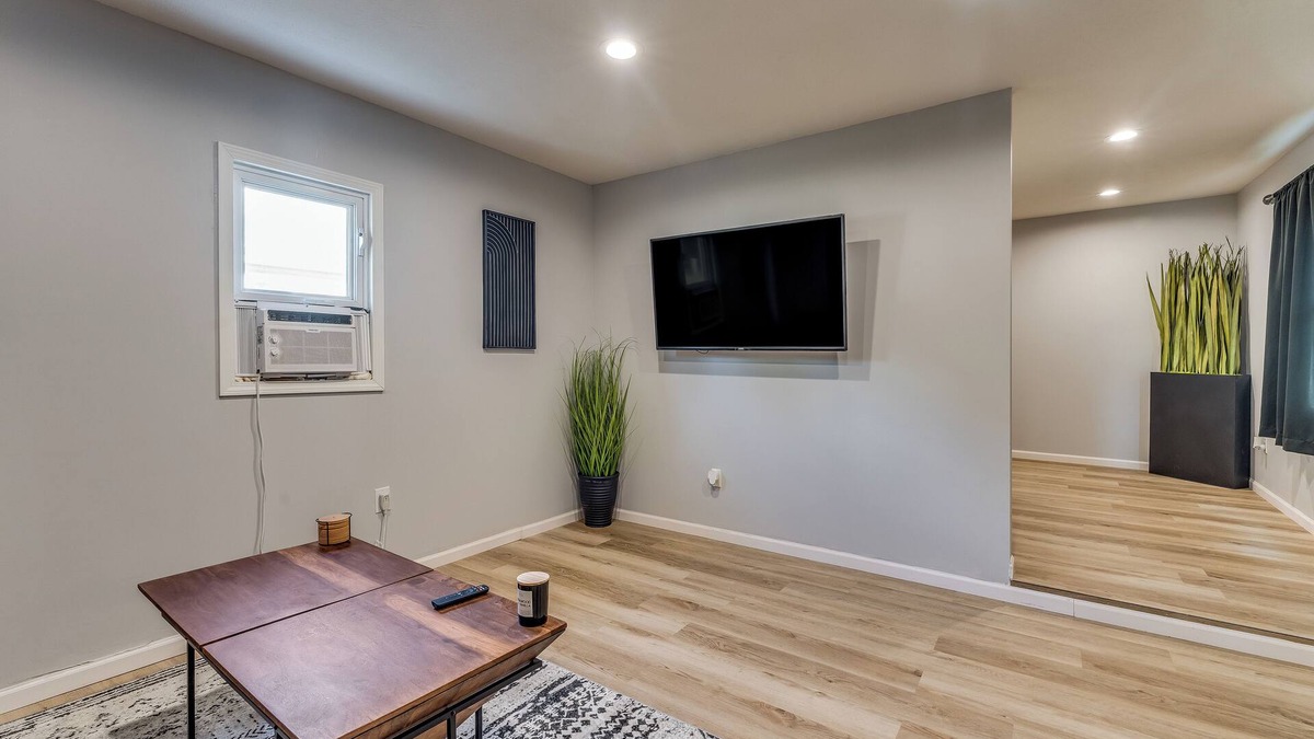 South Hutchinson House | "Stylish Oasis: Modern Comfort!