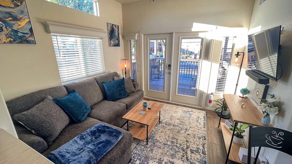 Bullhead City House | Stylish Oasis Tiny Home Pool Hot Tub Pickleball Bullhead City 10 min to Laughlin