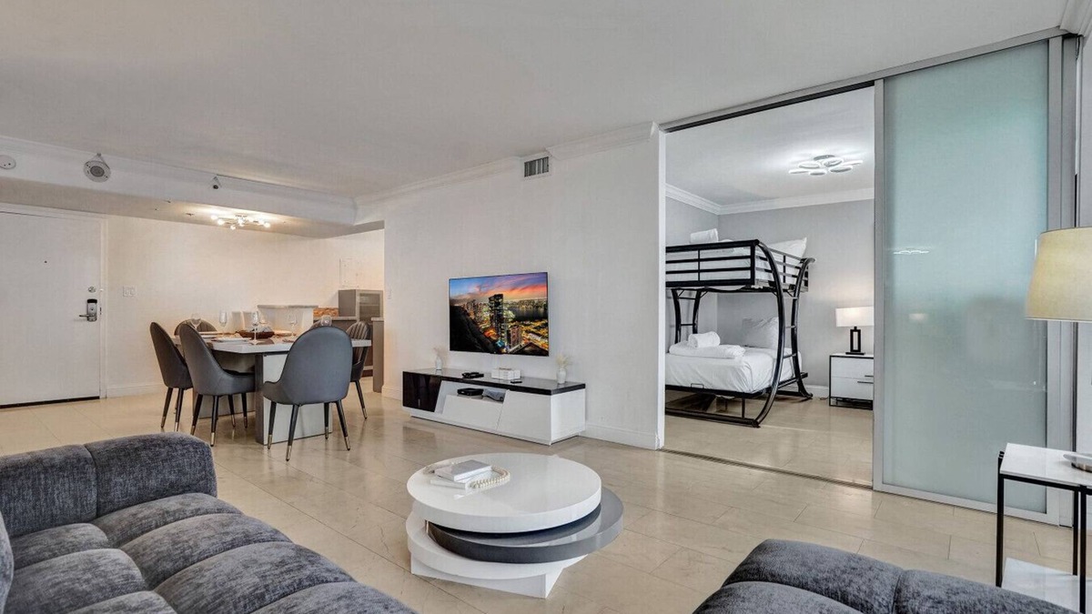 La Gorce Apartment | Stylish Ocean Beach Retreat/Beach Service/1009