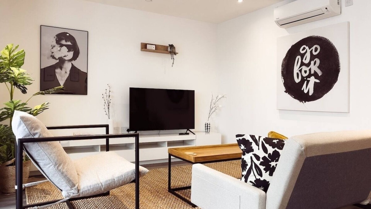 Syon Apartment | Stylish Pad London: with Free Parking!