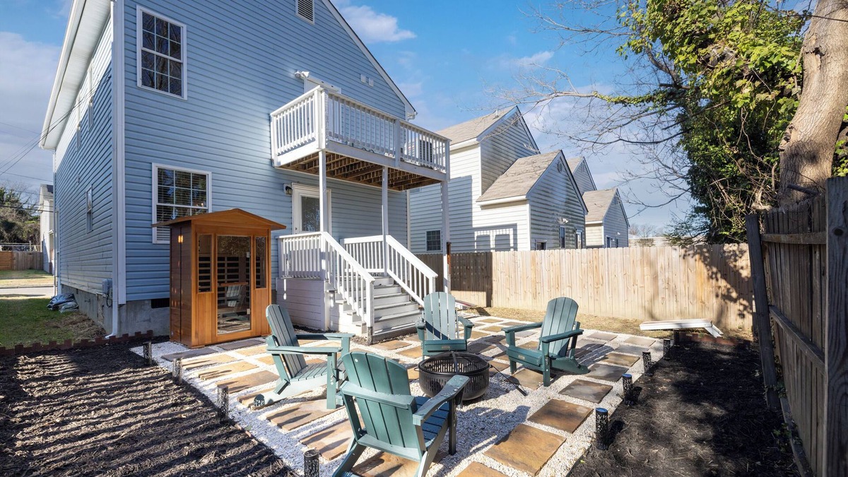 North Chesterfield House | Stylish retreat in charming Richmond with Private Sauna and other modern touches