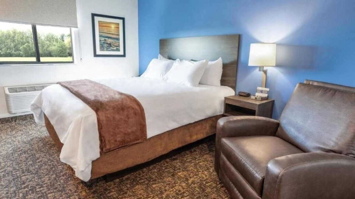 Beatrice Hotel | Stylish Room Pet Friendly Near Gage Museum And Sprinting Speedway Action