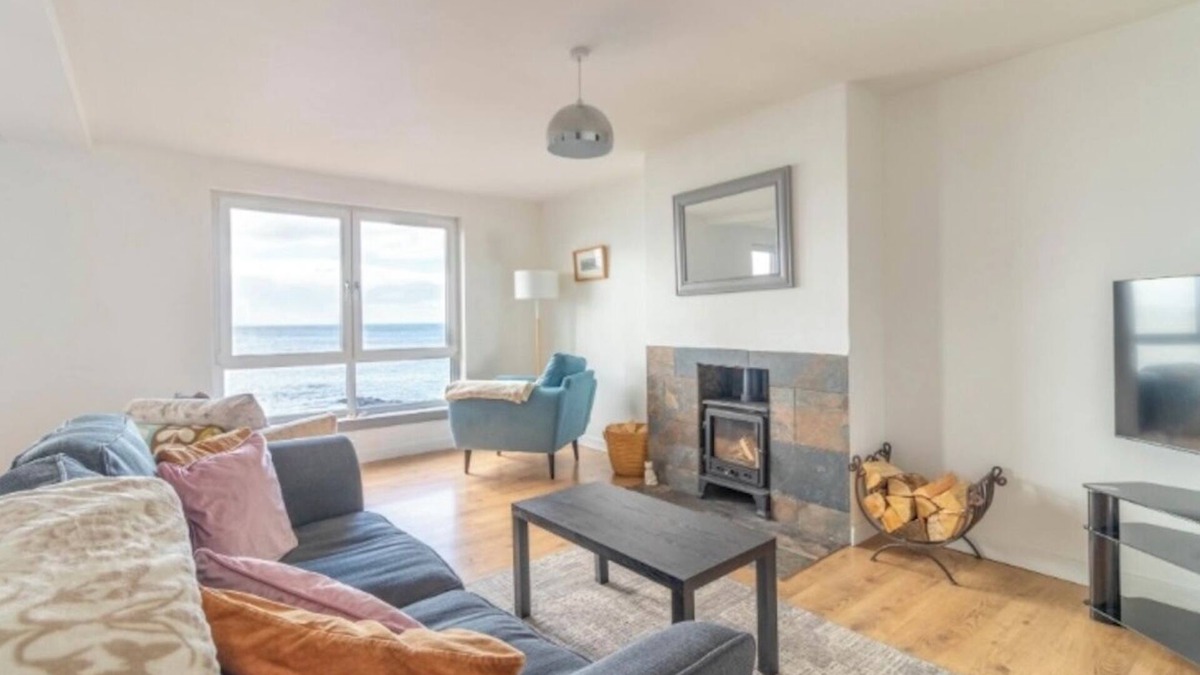 Montrose Apartment | Stylish sea front apartment, 3 bedrooms, 2 bathrooms apartment, pet friendly