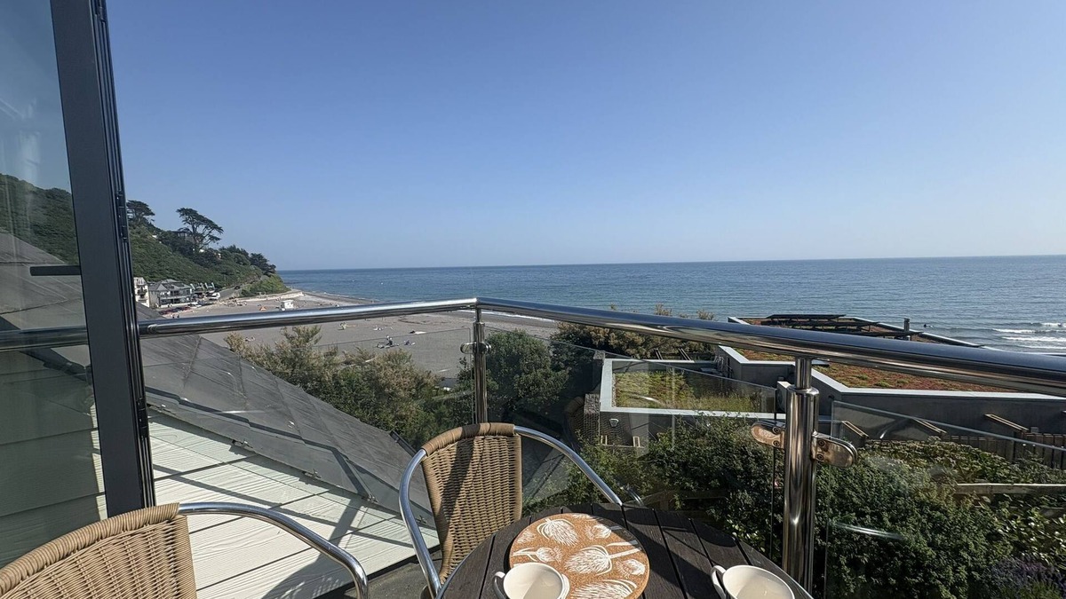 Seaton Apartment | Stylish Seaside Townhouse with 2 Bedrooms & Panoramic Sea Views