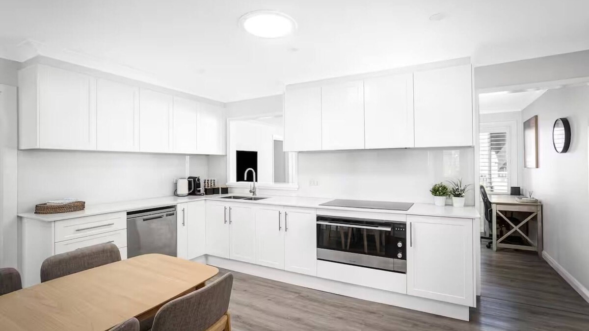 Lalor Park House | Stylish, Serene & Spacious Gem: Workspace, Parking