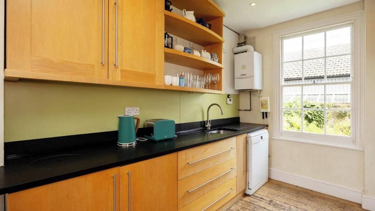 St Luke's Apartment | "Stylish Shoreditch Townhouse: Light-Filled, Vibrant Design, Central Location