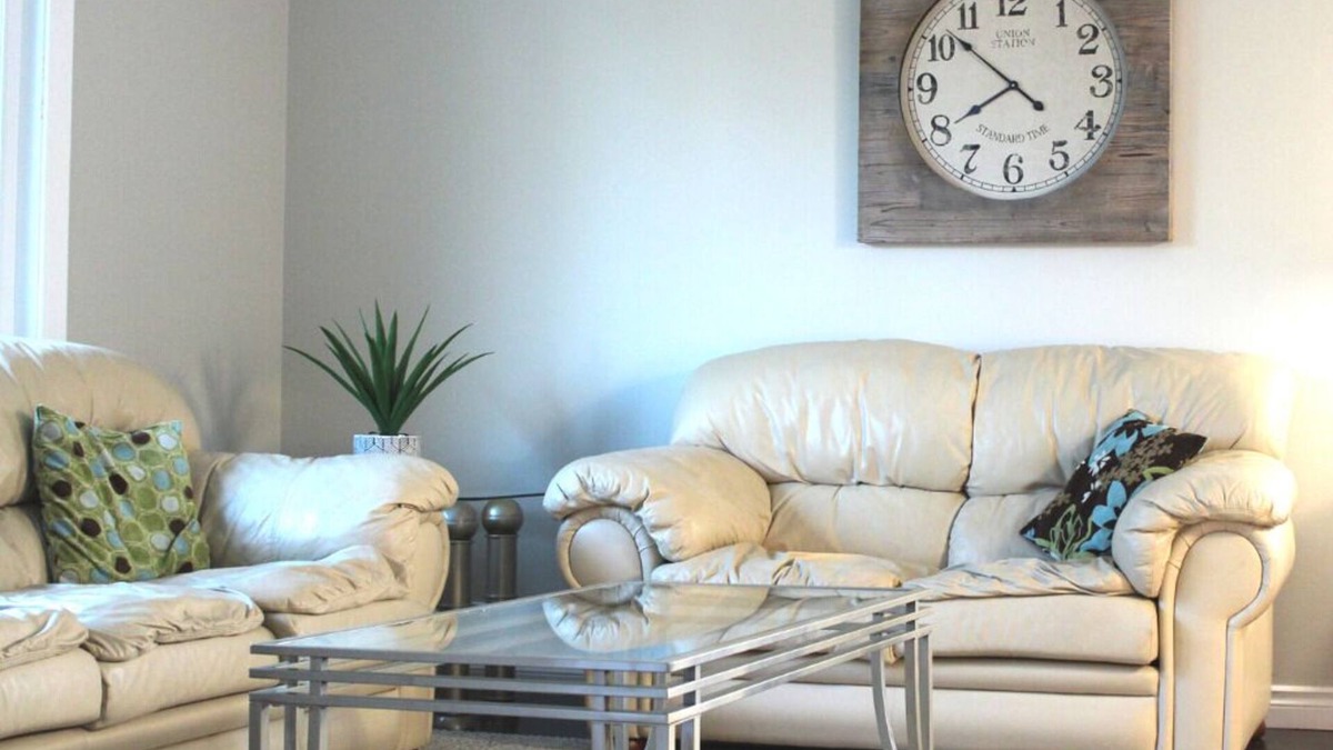 Airdrie House | Stylish Spacious home with Large Yard on Quiet Street. Close to all amenities.