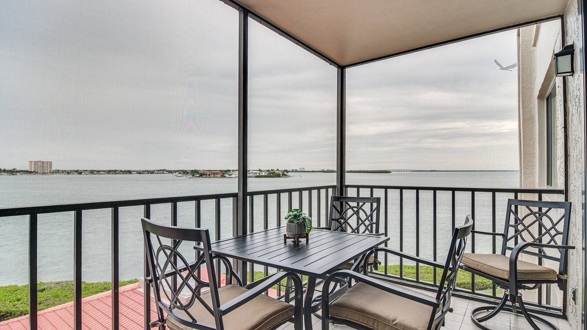 Palma del Mar Condo | Stylish St Petersburg Condo w/Balcony + Bay Views