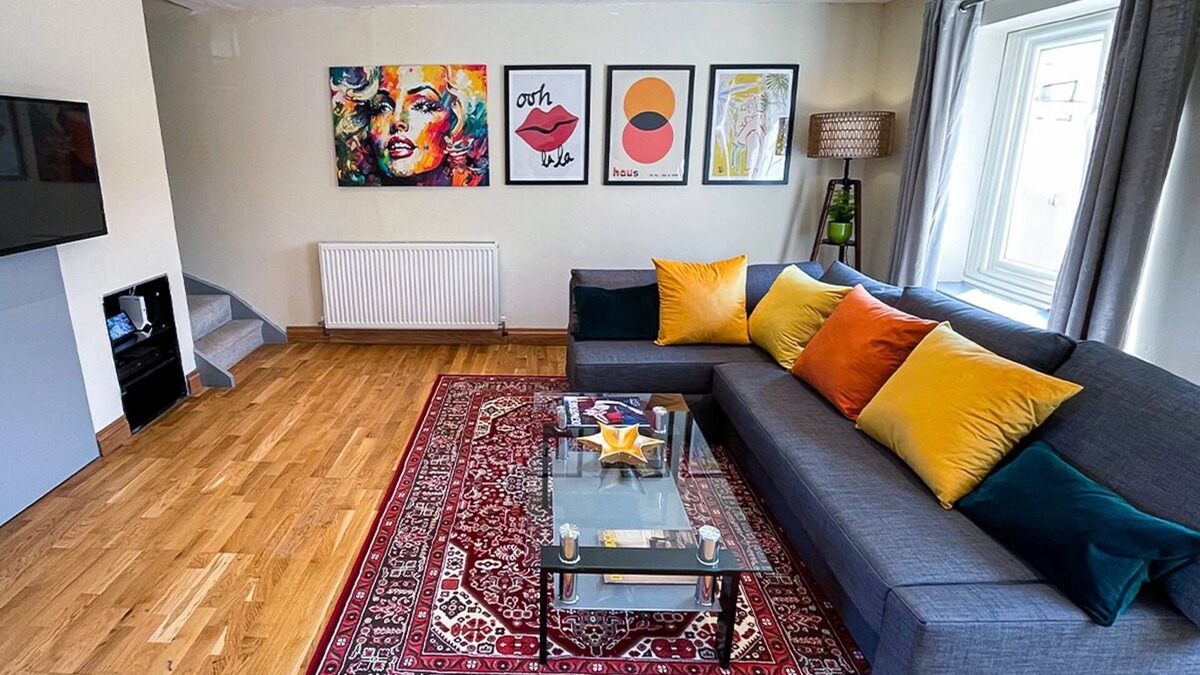 Saintbury House | Stylish Stratford-upon-Avon Stay -Sleeps 6 - Secure Gated Parking
