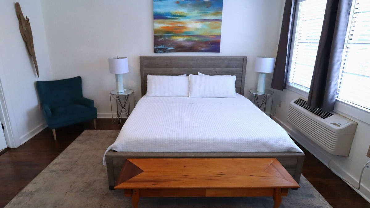 Highlands - Perkins Apartment | Stylish Studio Apartment A! Walk to Lakes & LSU campus! Full Kitchen