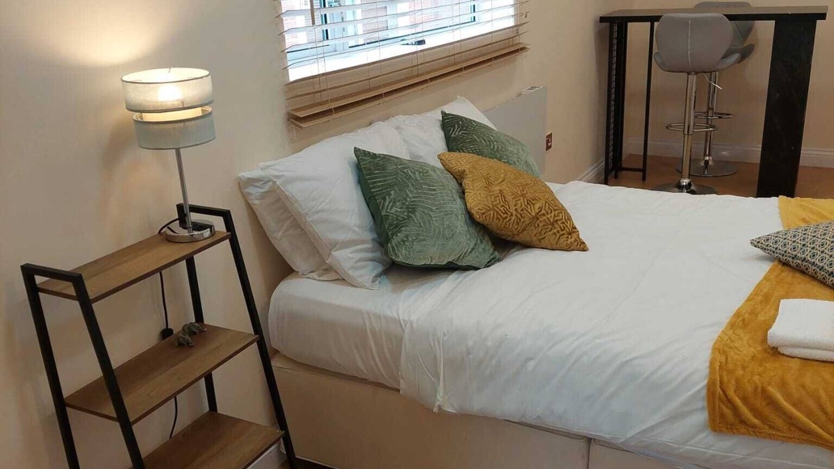 Cherry Hinton Apartment | Stylish studio apartment. Close to all local amenities.