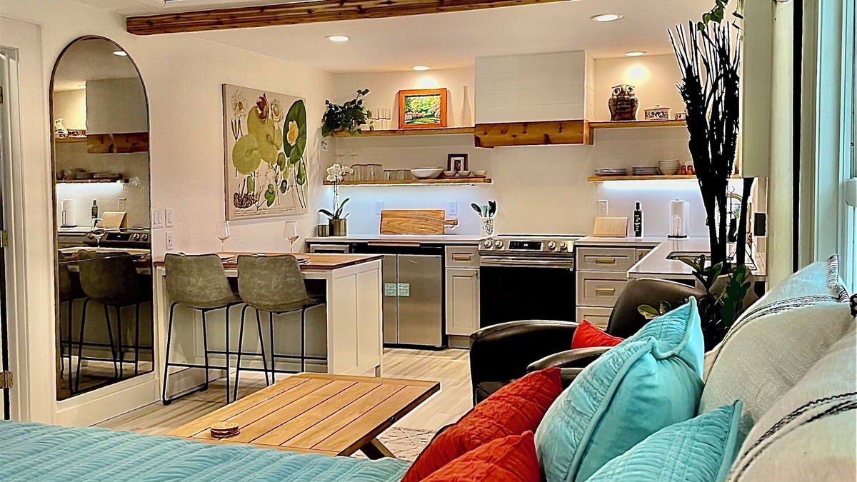 High Springs Apartment | Stylish Studio in Historic High Springs, 5 min Walk to Restaurants, Shops, Bars!