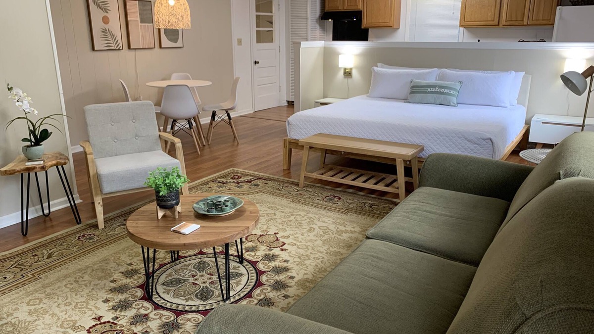 Hernando Apartment | Stylish Studio near Hernando Town Square! Great Location!