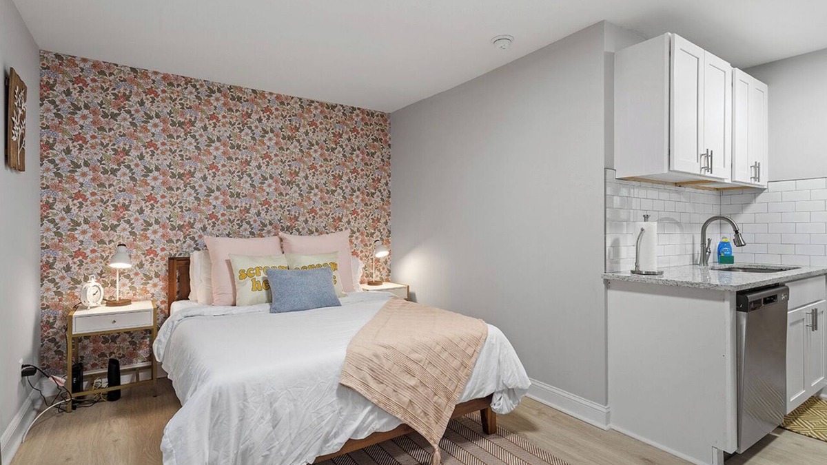 East Raleigh Apartment | Stylish studio ~ Self Check-In & Fast WiFi Near Downtown Raleigh