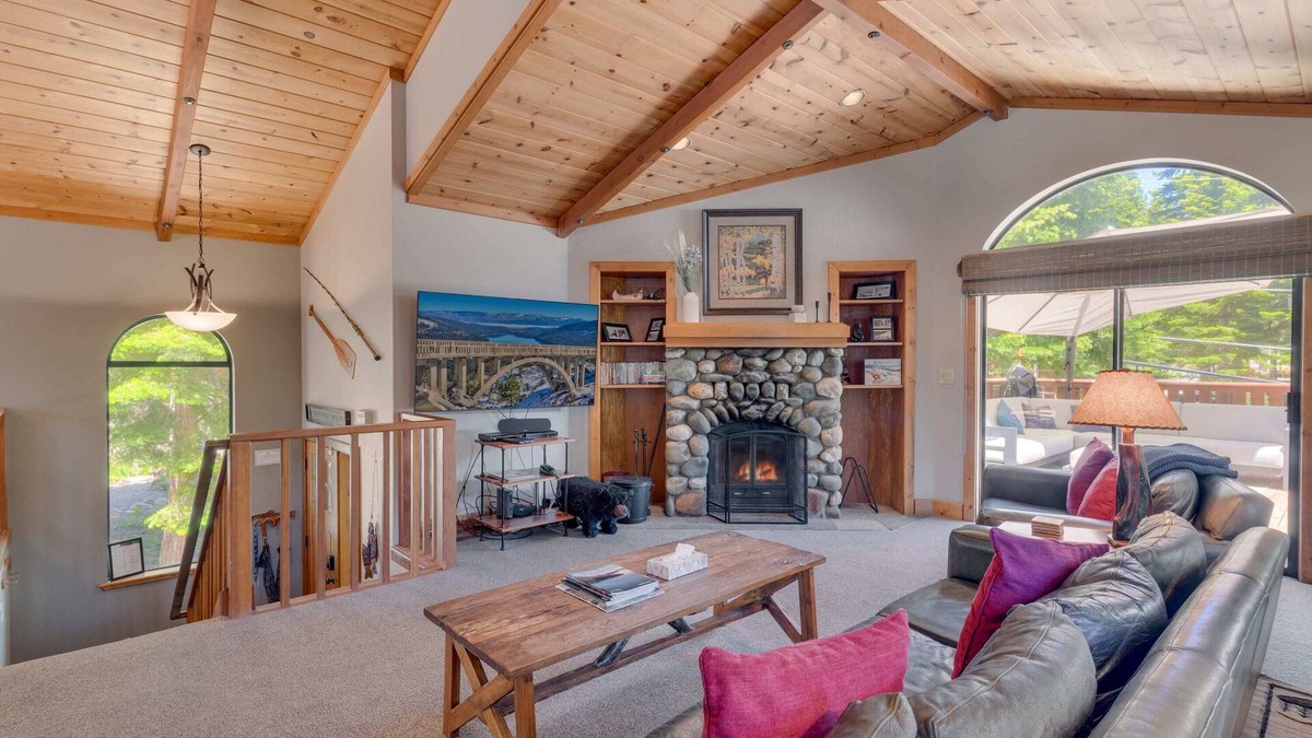 Talmont Cabin | Stylish Tahoe Cabin+Hot Tub, Beach & Walk to Trails