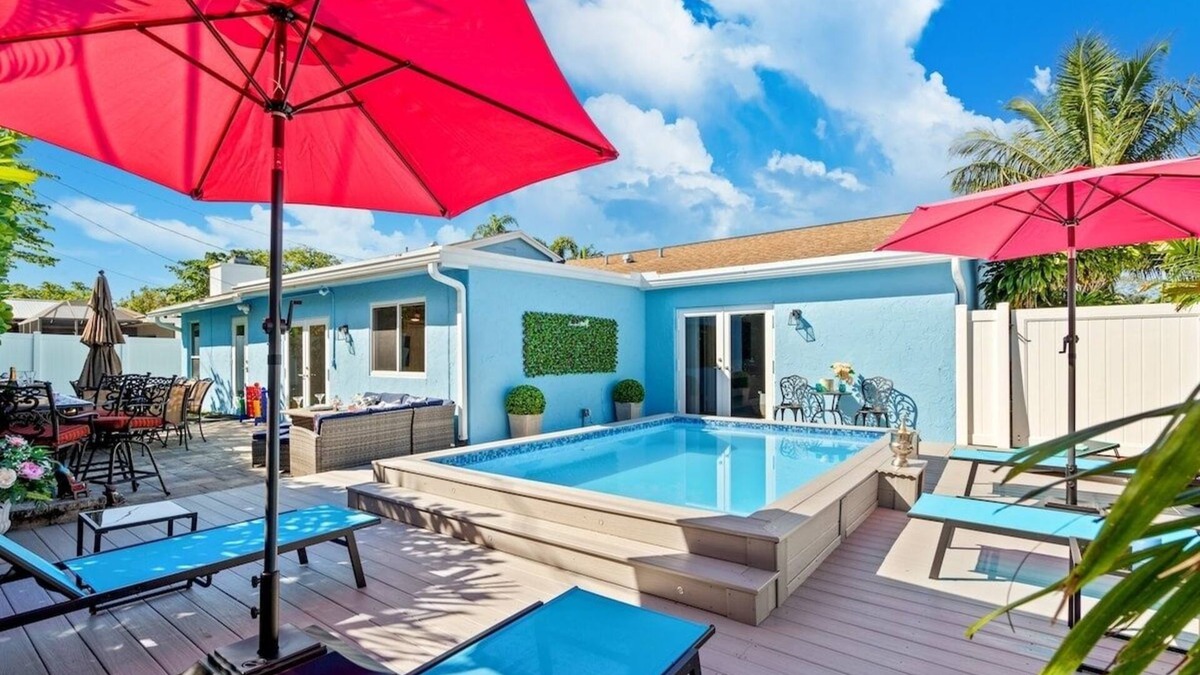 Tropic Palms House | Stylish Tropical Heated Pool Home, Large Deck, Pool Table, Pac-Man, Games
