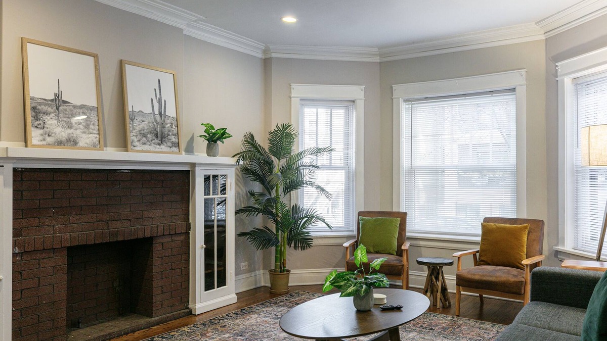 Wrigleyville Apartment | Stylish Two Bedroom - A block from Wrigley Field