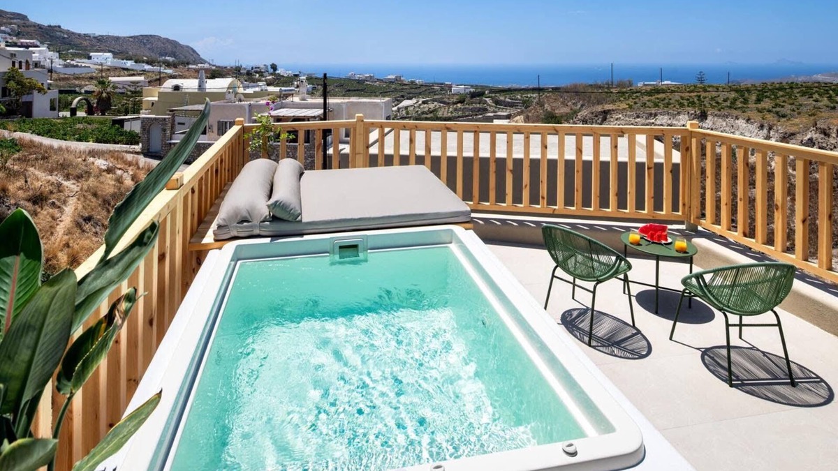Pyrgos Apartment | Stylish two bedroom apartment with outdoor Hot Tub and private parking