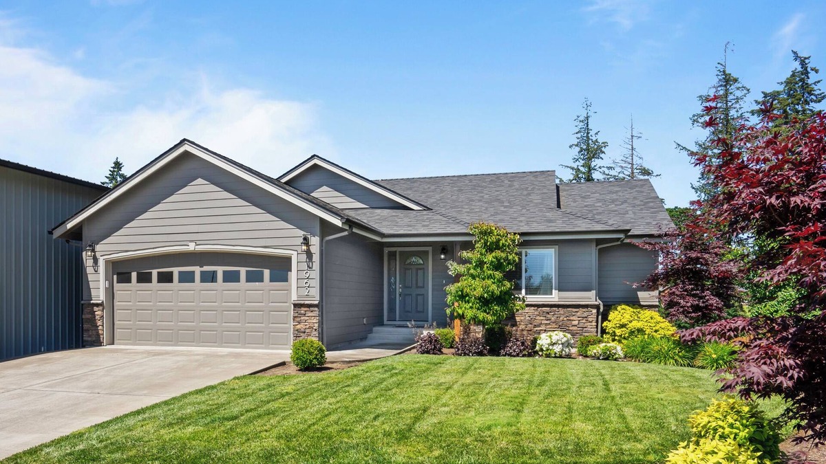 Salem House | Stylish Two-Story Getaway on Keizer's Quiet Outskirts