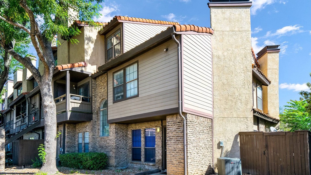 Northeast Dallas Condo | Stylish Upper Greenville Condo near SMU, Katy Trail, Central Market, etc.
