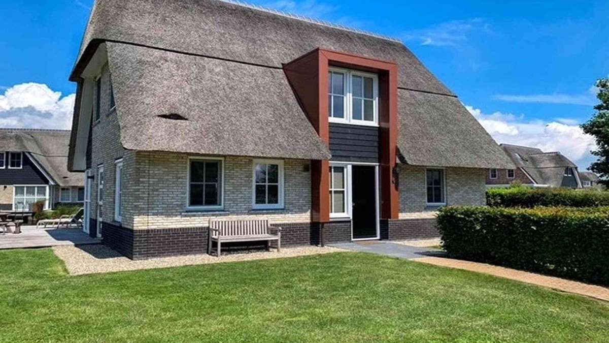 Delfstrahuizen Villa | Stylish Villa by the Water