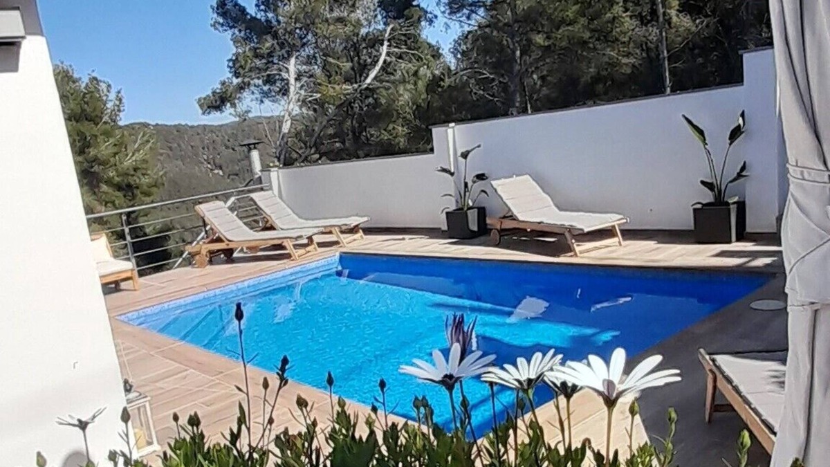 Olivella Villa | Stylish Villa with Pool, BBQ & Mountain Views – Sleeps 14