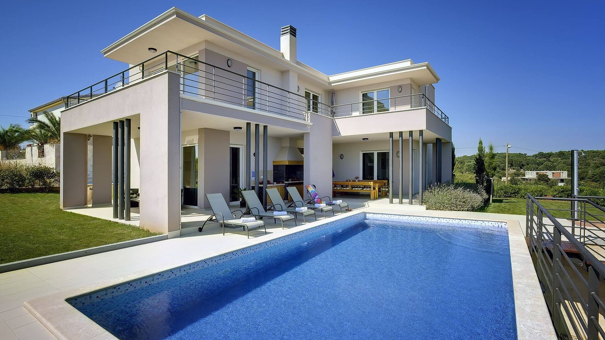 Medulin House | Stylish villa* with pool, piano, 200 m from the sea, top location, restaurants, bars