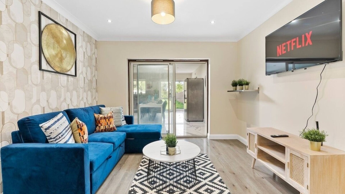 Sudbury House | Stylish Wembley Gem - Parking -Sleeps 14