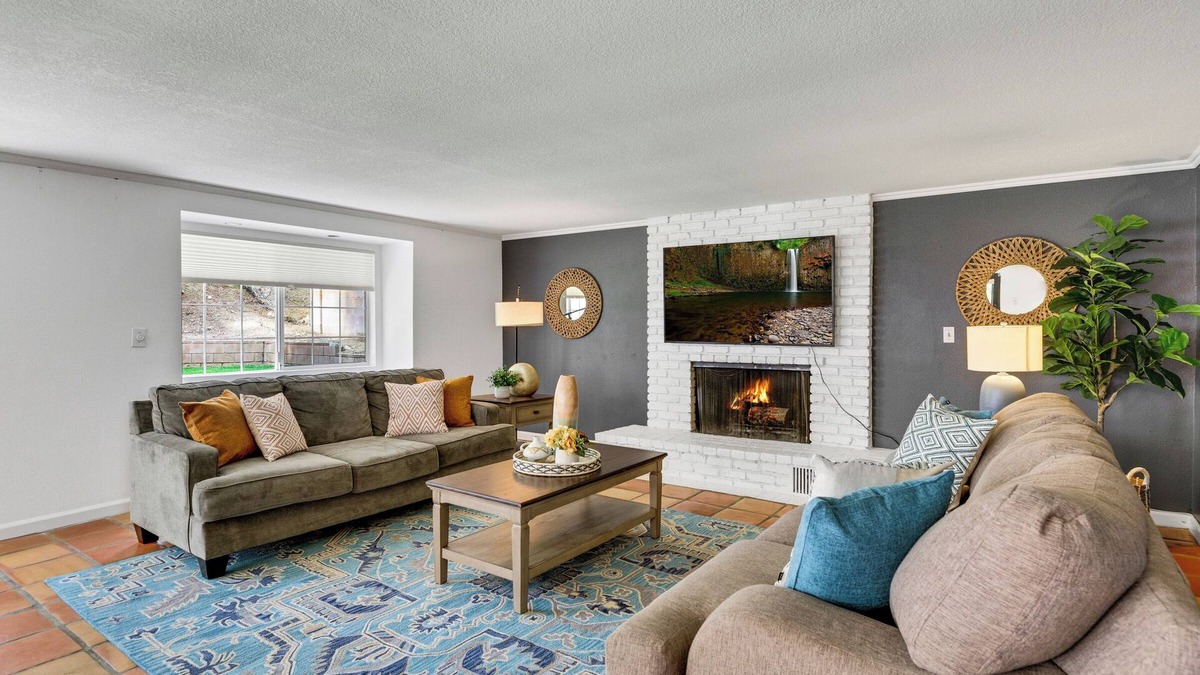 Canyon Country House | Stylist Haven/Retreat/near Six Flag and Universal Studio.