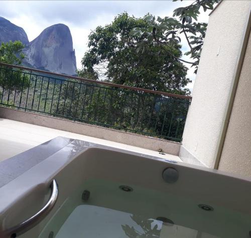 Pedra Azul Apartment | Suíte Vista Azul - Banheira com vista Pedra Azul