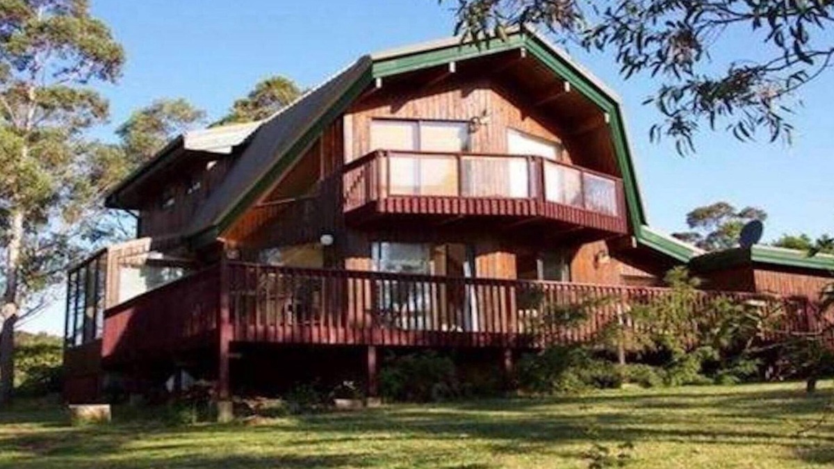 Leura House | Sublime Cedar Lodge - Cedar Glass Lodge, 5 Bedroom, 2 Bathroom, Spa Bath, Large Group, Accessible