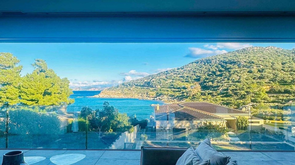 Monticello Villa | Sublime waterfront villa