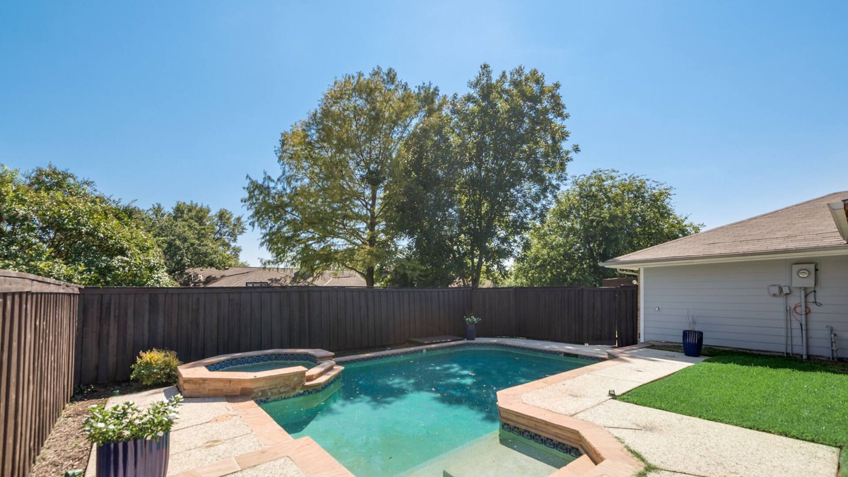 Cowley House | Suburban 3 BR Home, Pool, Fast Wi-Fi, One Level