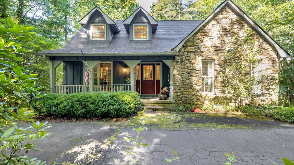 Rambling Ridge House | Sue's Mountain Charm Fire Pit Mountain Views